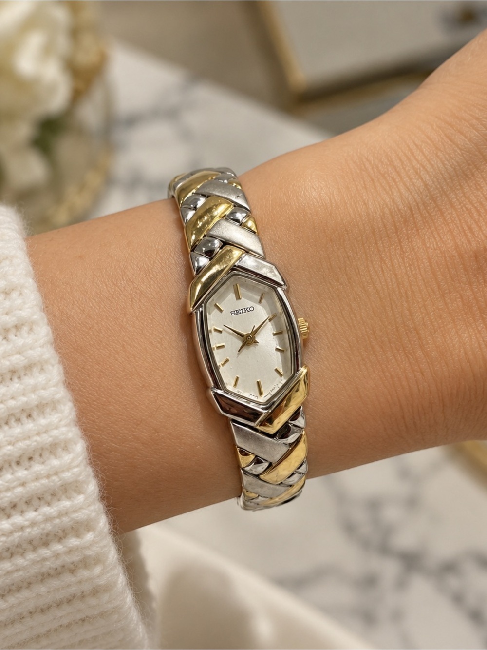 Seiko Vintage 1990's Ladies Watch
Two Tone White Dial 16mm
Hexagon